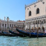 Gondeln vor dem Dogenpalast in Venedig