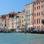 Eine Häuserzeiele am Canal Grande in Venedig