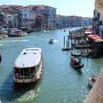 Blick von der Rialtobrücke auf ein Boot in Venedig