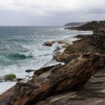 Hohe Wellen an den Klippen südlich des South Curl Curl Beach in Australien