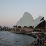 Viele Menschen auf der Promenade an der Oper in Sydney