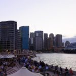 Viel los an der Waterfront von Sydney am Abend