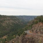 Die Landschaft und die Straße in den Oak Creek Canyon