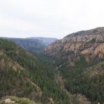 Eine weite Aussicht in den Oak Creek Canyon