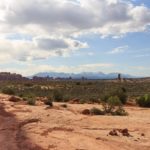 Eine tolle Aussicht vom Balanced Rock Viewpoint in die Ferne des Arches National Parks