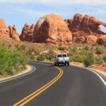 Fahrt durch den Arches National Park in Utah