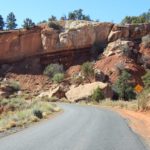 Felsen nah an der Straße auf dem Weg Richtung Capitol Gorge im Capitol Reef National Park