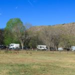 Schöne Stellplätze auf dem Fruita Campground an einer Pferdekoppel im Fruita Valley