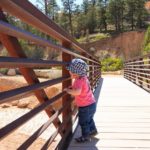 Mit Kind auf der Wanderung Mossy Cave im Bryce Canyon National Park