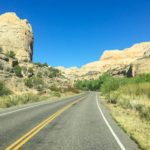 Steine und Felsformationen bezeichnen die Landschaft Richtung Capitol Reef National Park