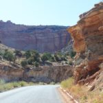 Eine schmale Straße am Ende des Capitol Reef Byways