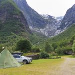 Camping mit Kindern im Zelt auf einem Campingplatz