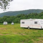 Camping mit Kindern im Wohnwagen auf einem Campingplatz