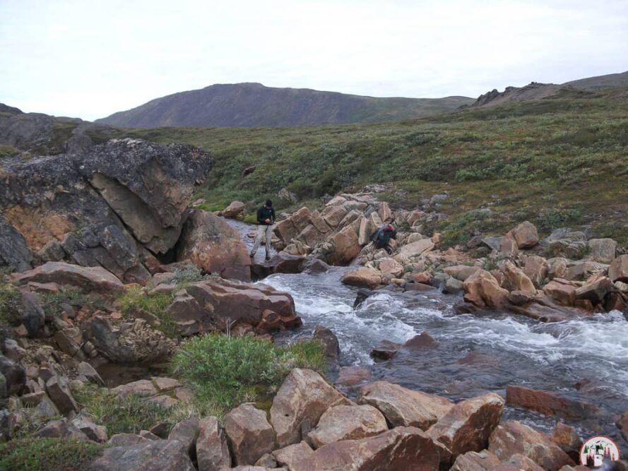 Abwechslungsreiche Flusskreuzung auf der 10. Etappe vom Arctic Circle Trail