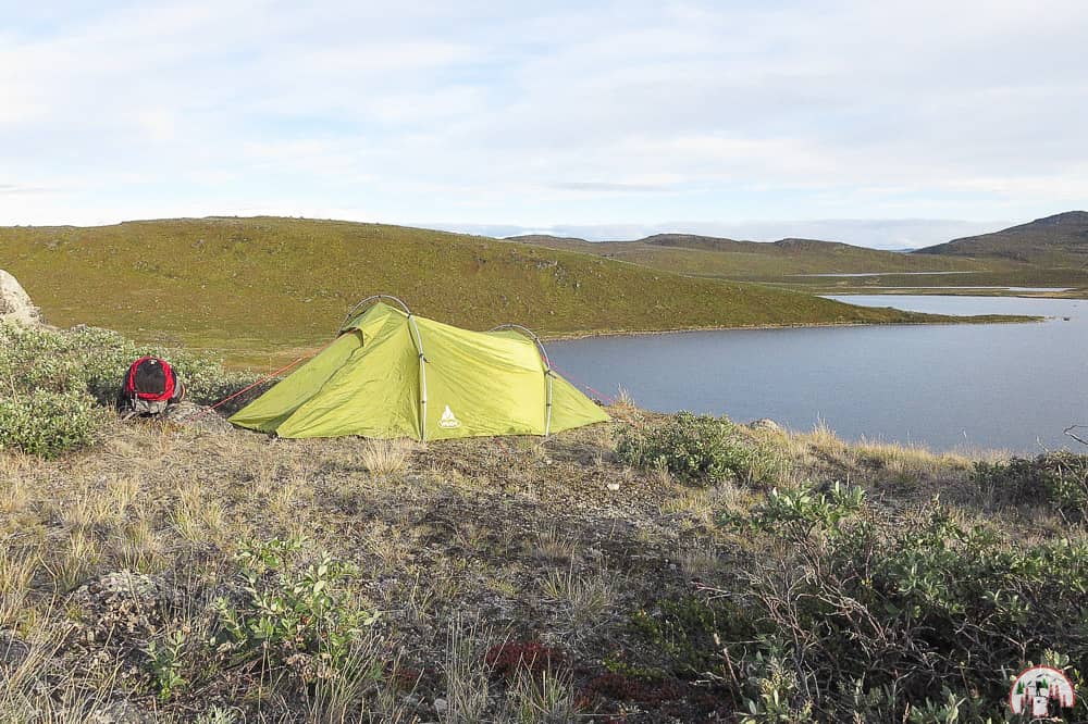 Zelten am See Qarlissuit auf der 2. Etappe vom Arctic Circle Trail