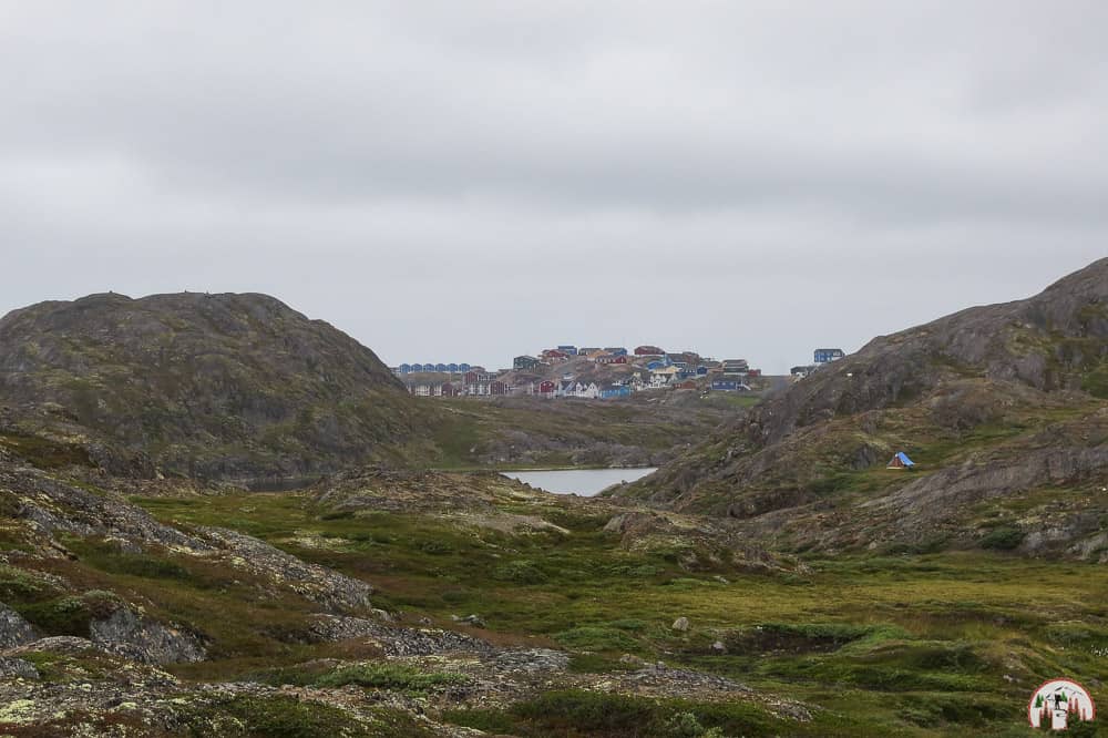 Blick auf Sisimiut vom Arctic Cirlce Trail in Grönland